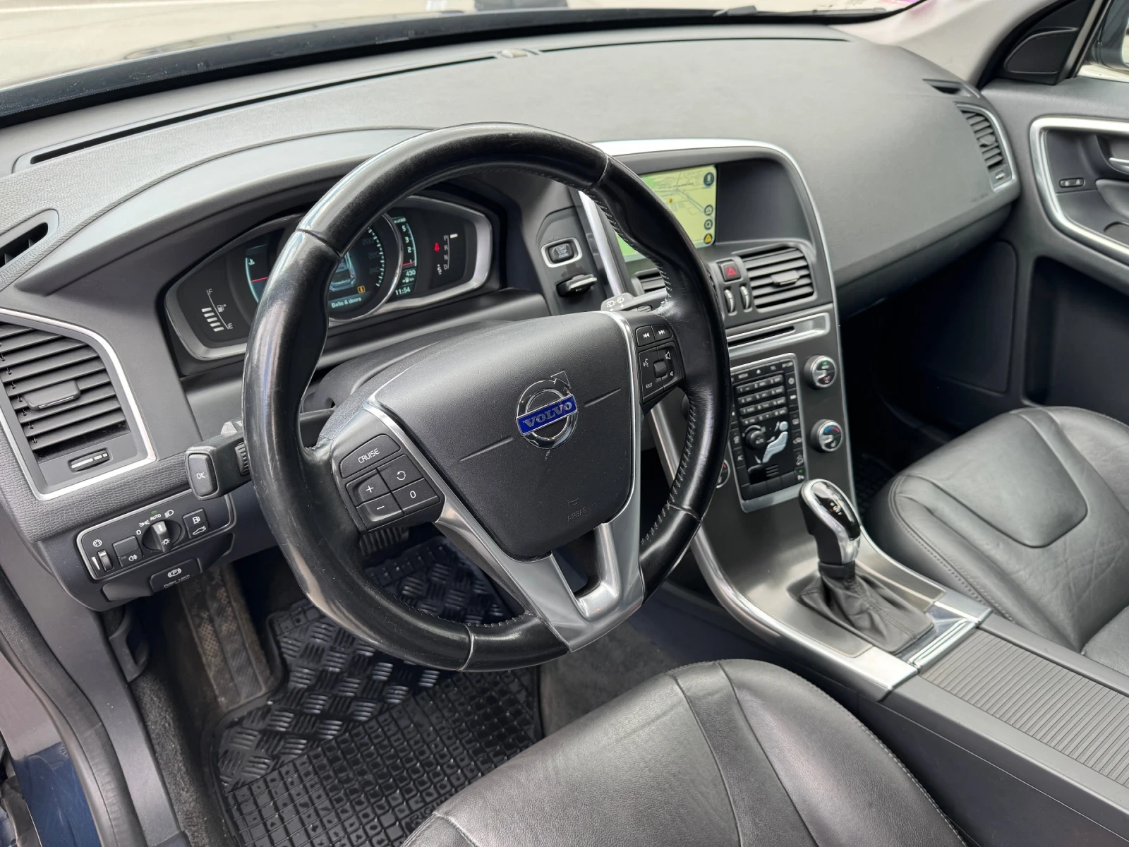 Volvo XC60 2.4 D5 Summum AWD, снимка 10 - Автомобили и джипове - 54198618