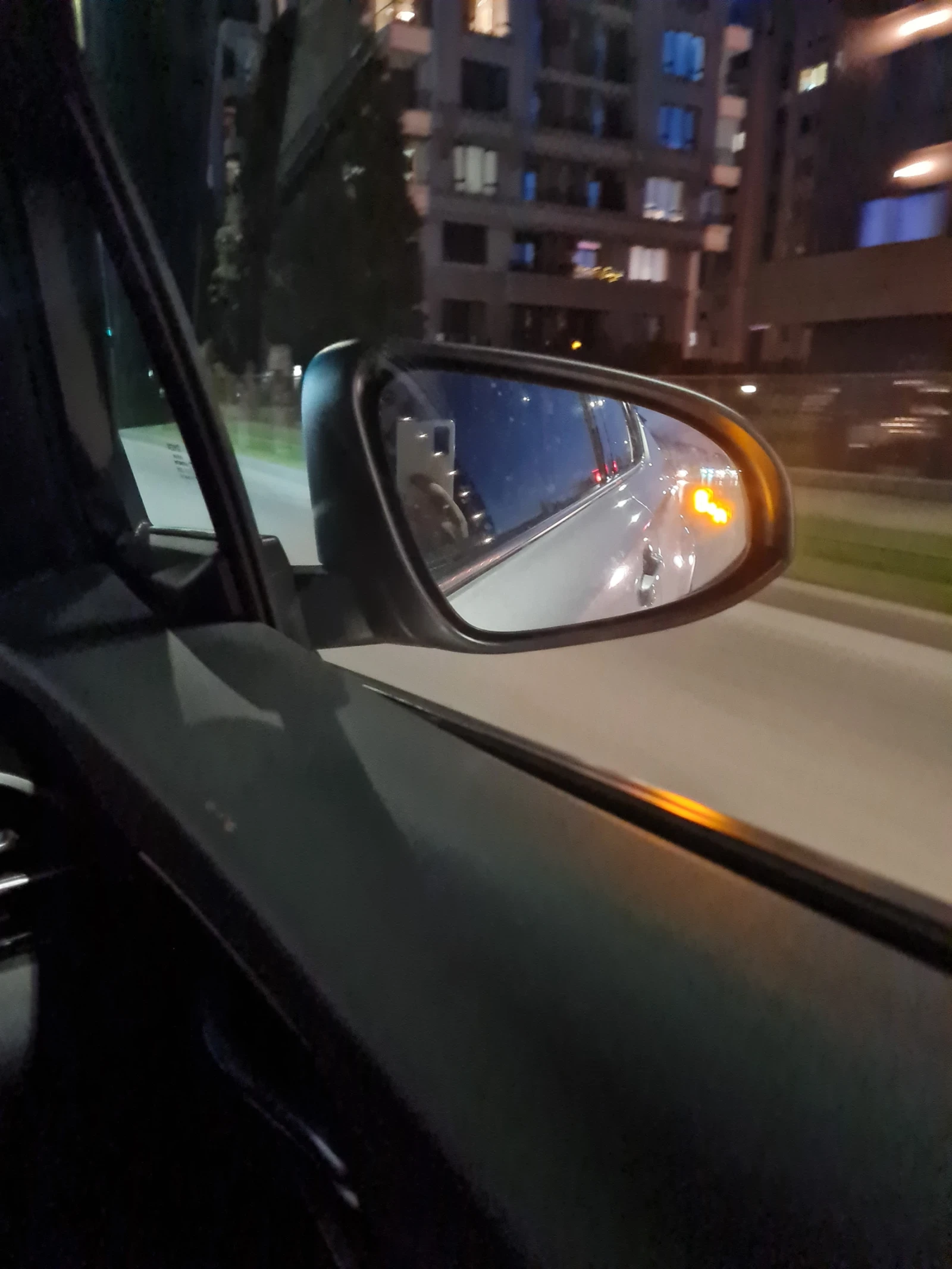 Toyota C-HR 1.8 Hybrid Club Bitone, снимка 14 - Автомобили и джипове - 54431037