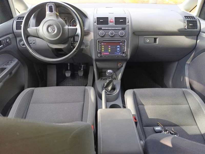 VW Touran 2015г, LED, Ксенон, камера за задно, навигация , снимка 9 - Автомобили и джипове - 51215607