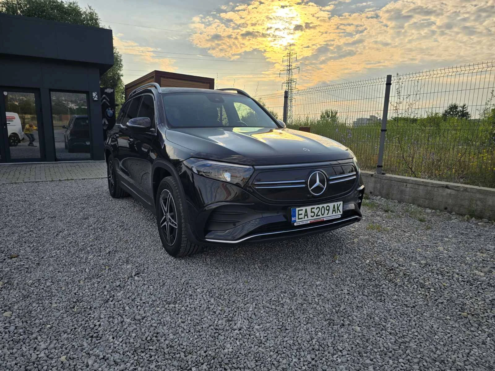 Mercedes-Benz EQB 300 4MATIK КОЖА АЛКАНТАРА, снимка 4 - Автомобили и джипове - 55005793