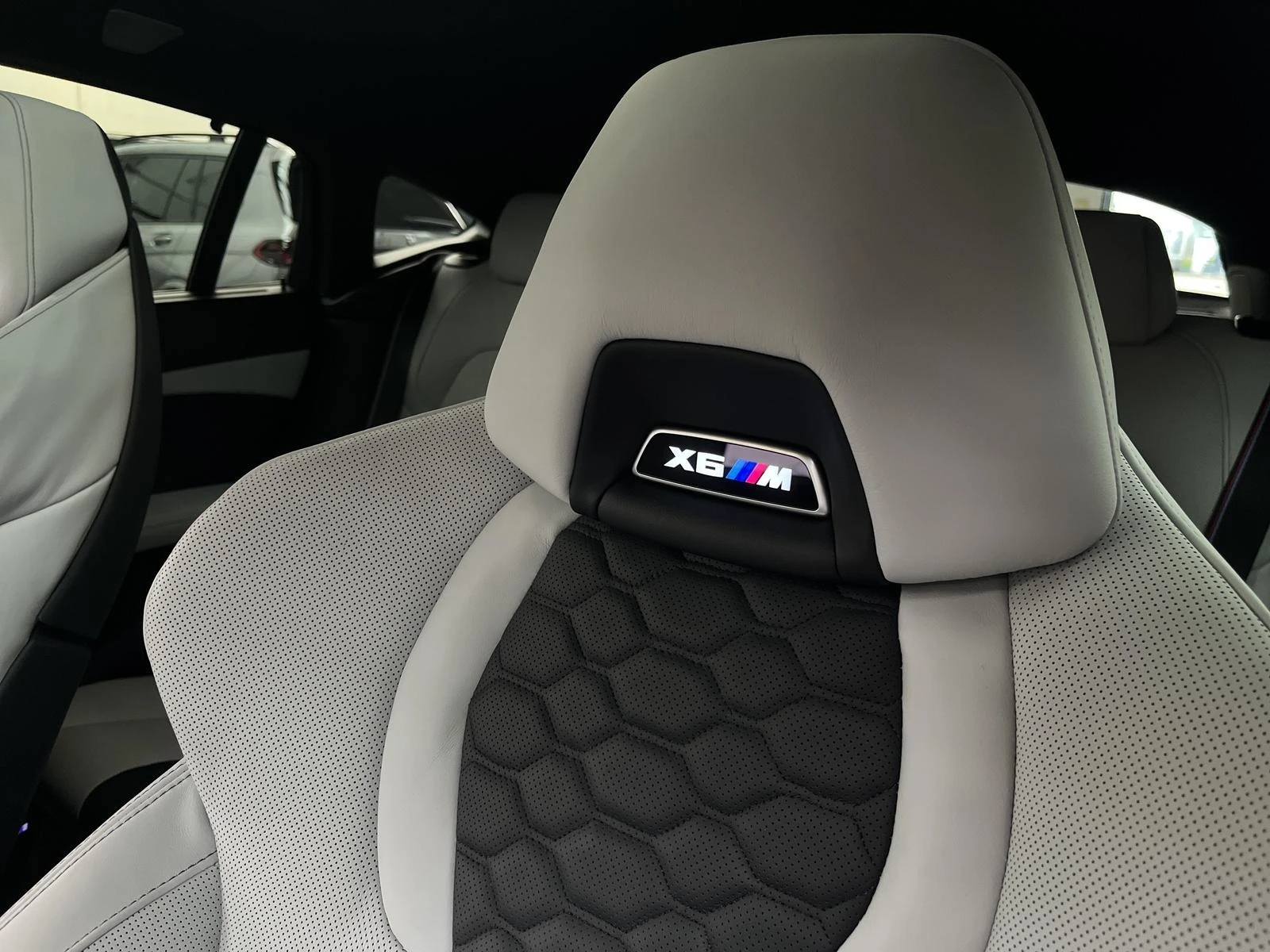 BMW X6 M COMPETITION CARBON B&W SKY LOUNGE - изображение 9
