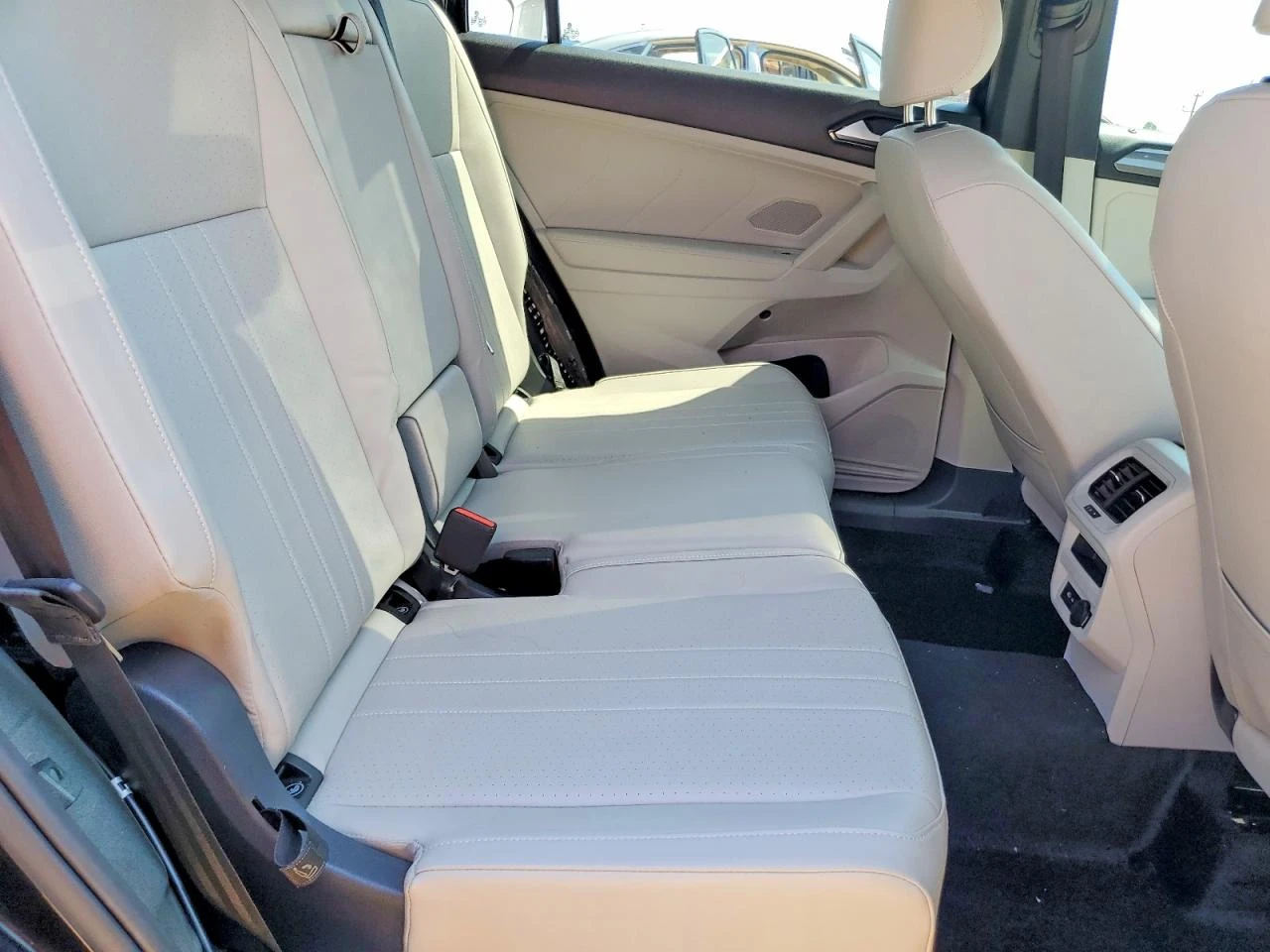 VW Tiguan 4MOTION* R-LINE* ПАНОРАМА* 360* КАМЕРА* ДИСТРОНИК*, снимка 12 - Автомобили и джипове - 55748909