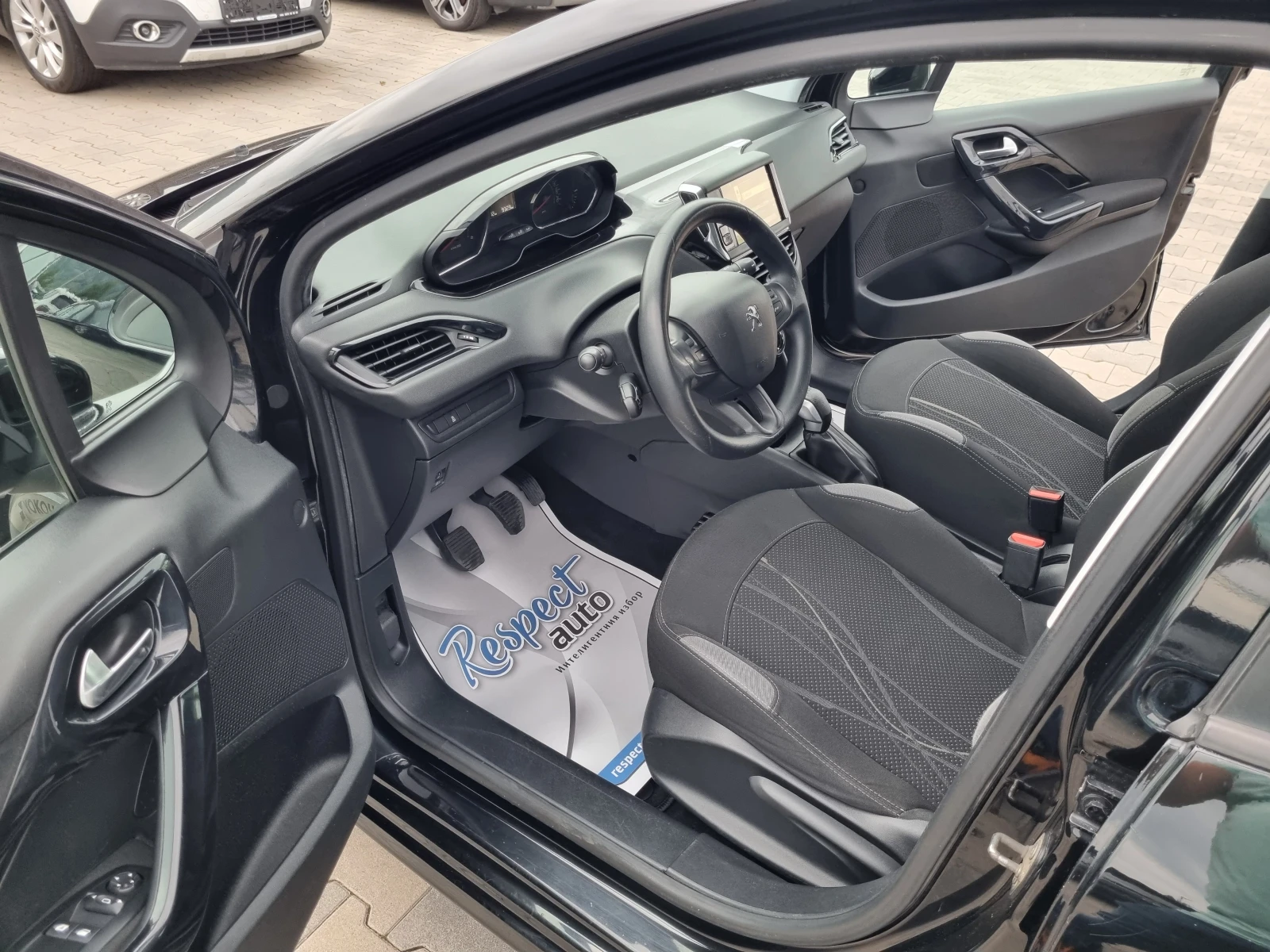 Peugeot 208 1.4HDi-5 врати, 2013г. EURO 5B - изображение 7