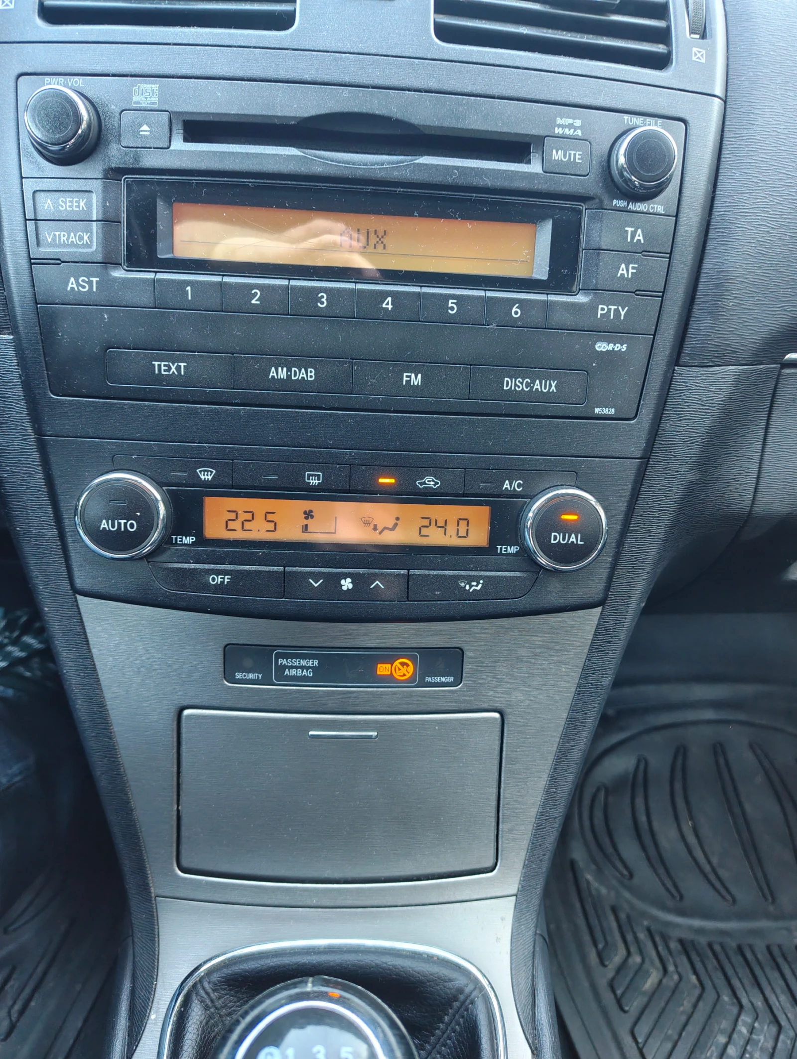 Toyota Avensis 2.2D 150ps EURO5B oбслужен, снимка 9 - Автомобили и джипове - 54002740