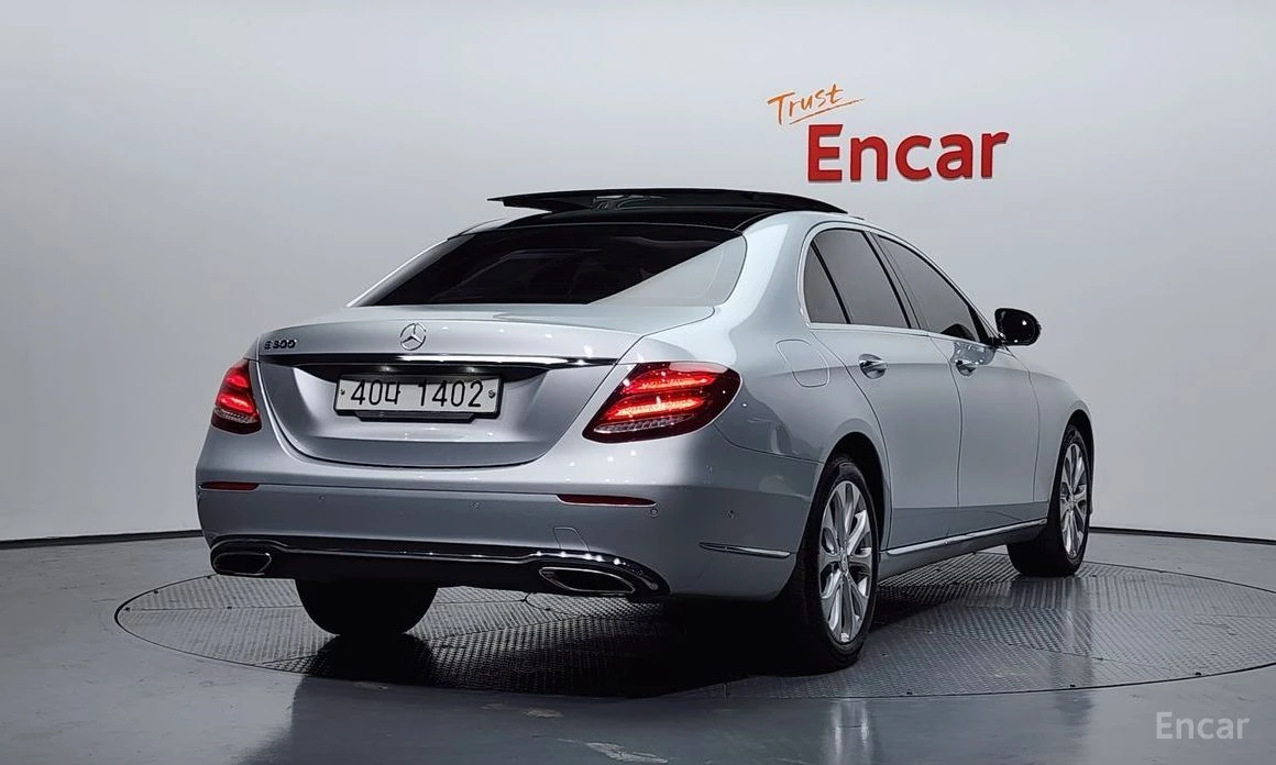 Mercedes-Benz E 300, снимка 2 - Автомобили и джипове - 54389726