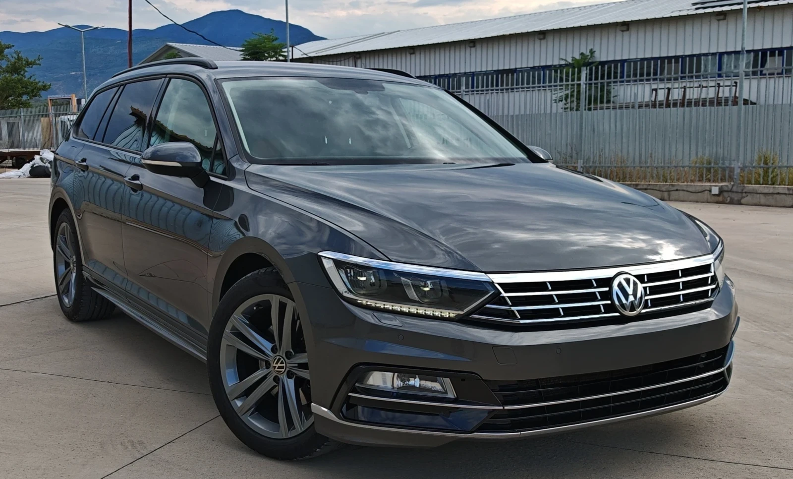 VW Passat VW Passat B8 2.0TDI R-line * LED* NAVI* ACC* USB, снимка 3 - Автомобили и джипове - 55600145