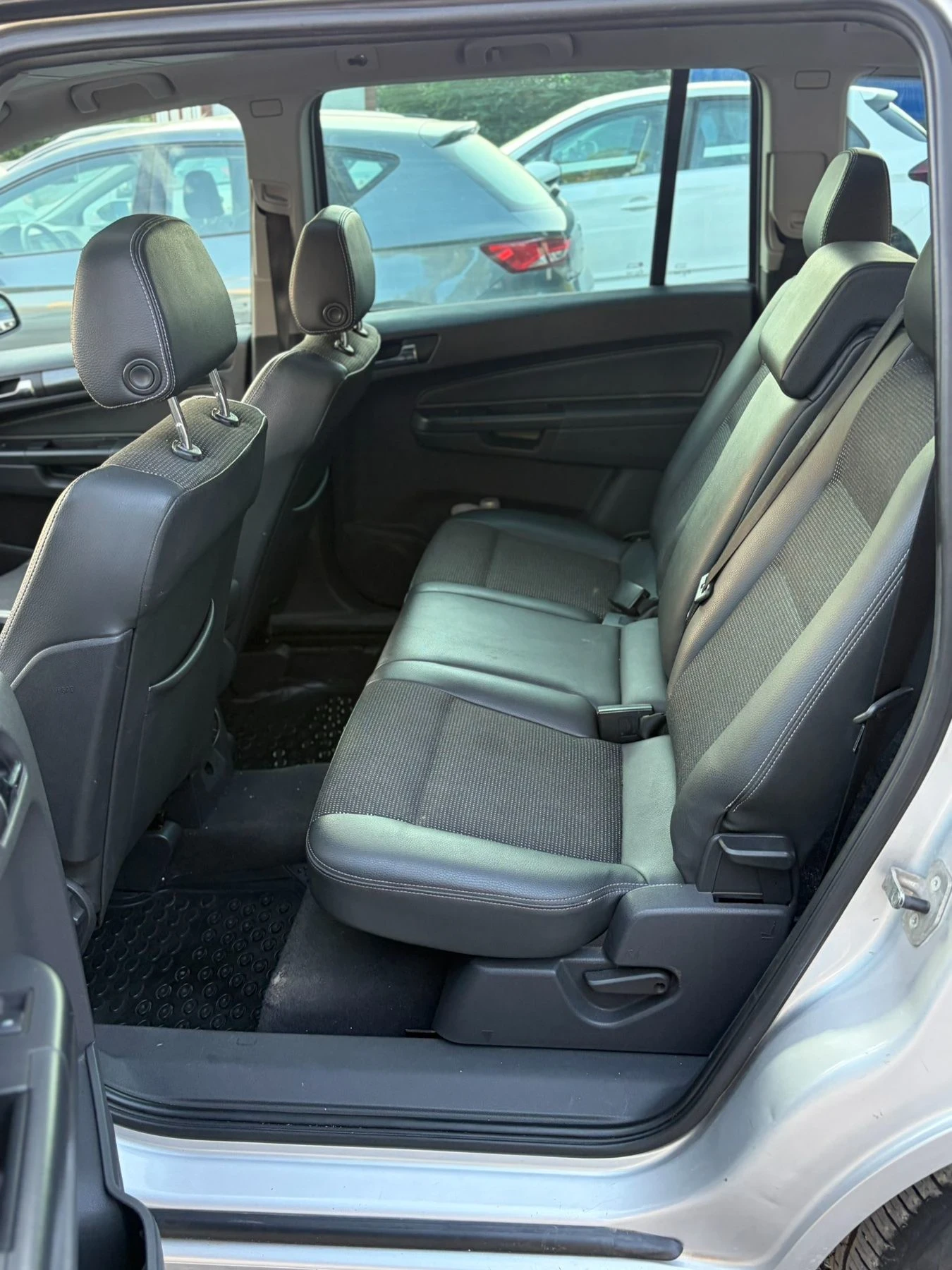 Opel Zafira 1.9 Дизел , снимка 11 - Автомобили и джипове - 56137668