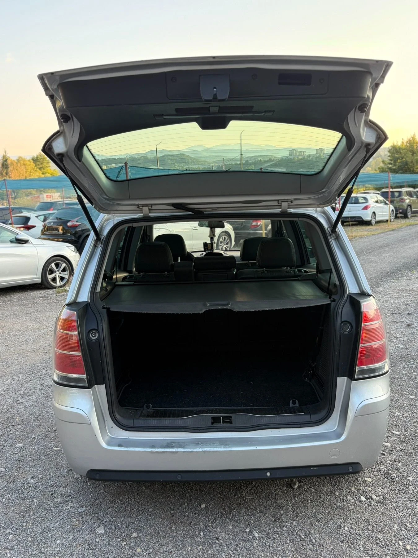 Opel Zafira 1.9 Дизел , снимка 13 - Автомобили и джипове - 56137668