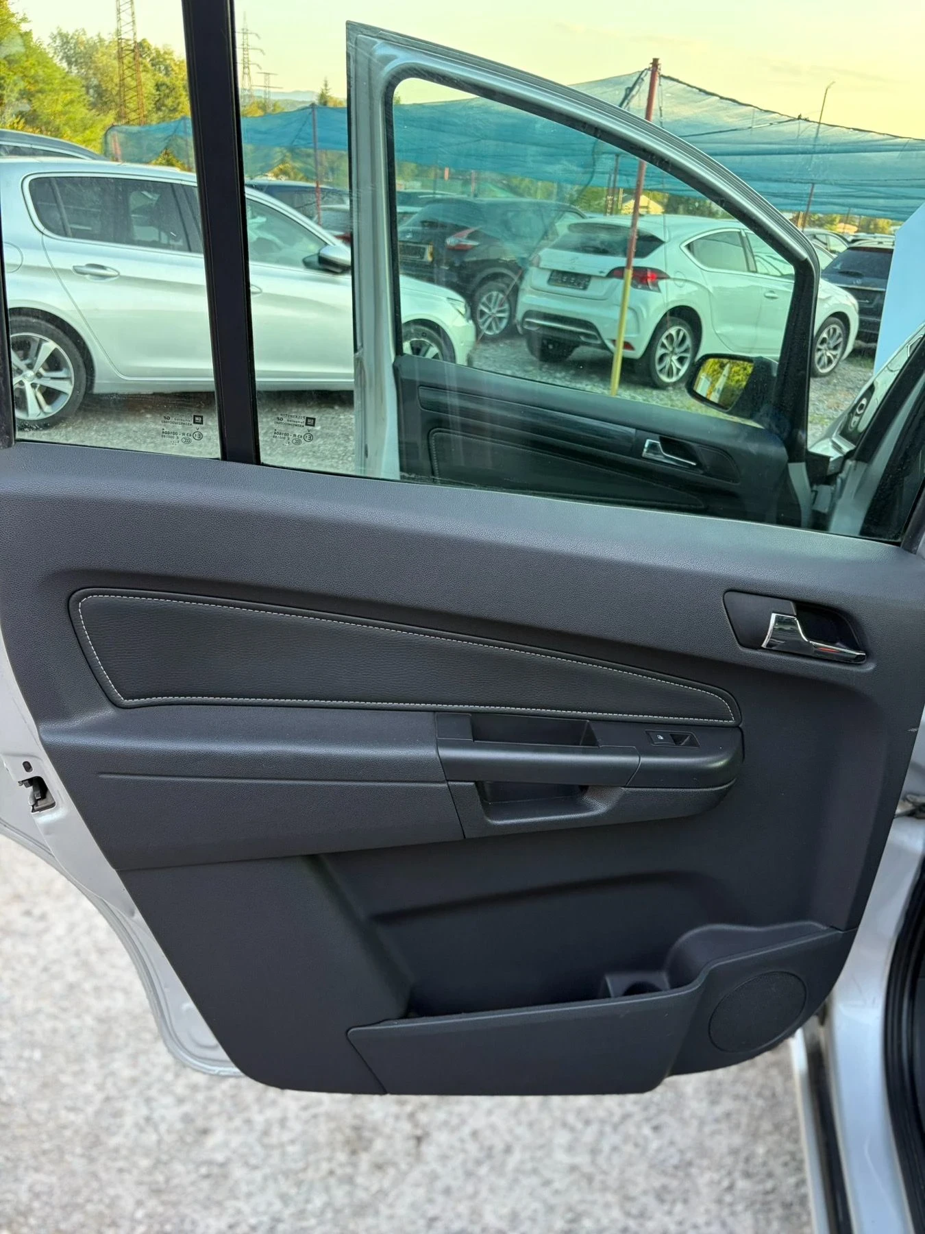 Opel Zafira 1.9 Дизел , снимка 8 - Автомобили и джипове - 56137668