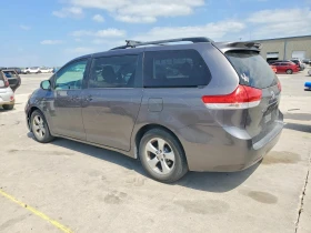 Toyota Sienna 3.5l Le 8-Passenger, снимка 2