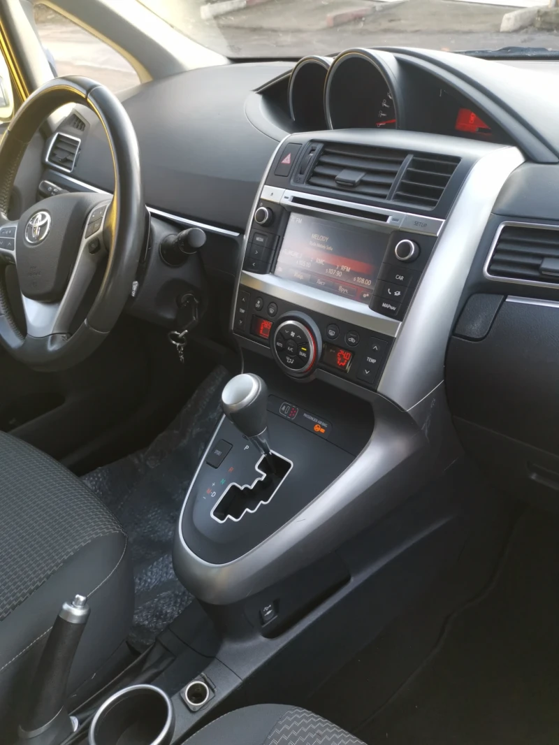 Toyota Verso 1.8 benzin avtomat, снимка 13 - Автомобили и джипове - 48903327