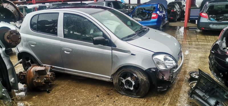 Toyota Yaris 1.0, снимка 4 - Автомобили и джипове - 49724031