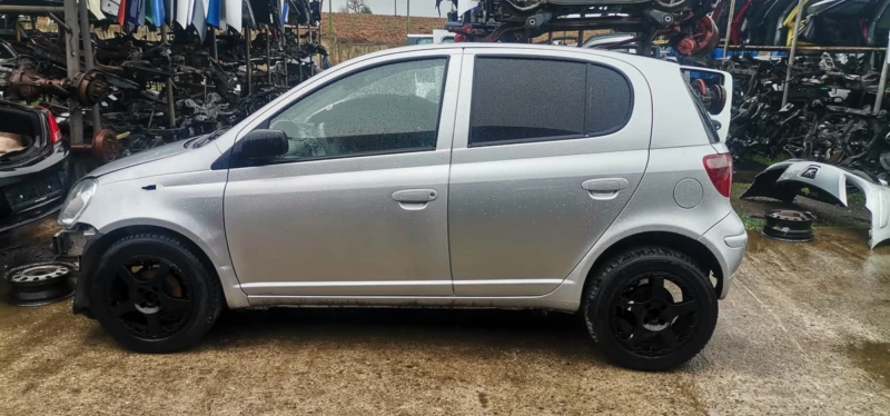 Toyota Yaris 1.0, снимка 2 - Автомобили и джипове - 49724031