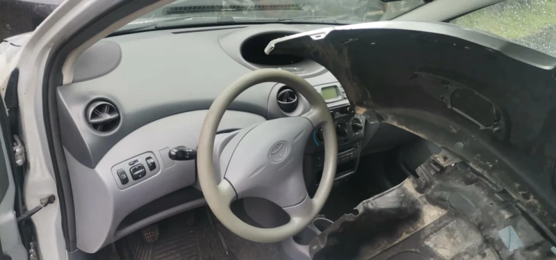 Toyota Yaris 1.0, снимка 5 - Автомобили и джипове - 49724031