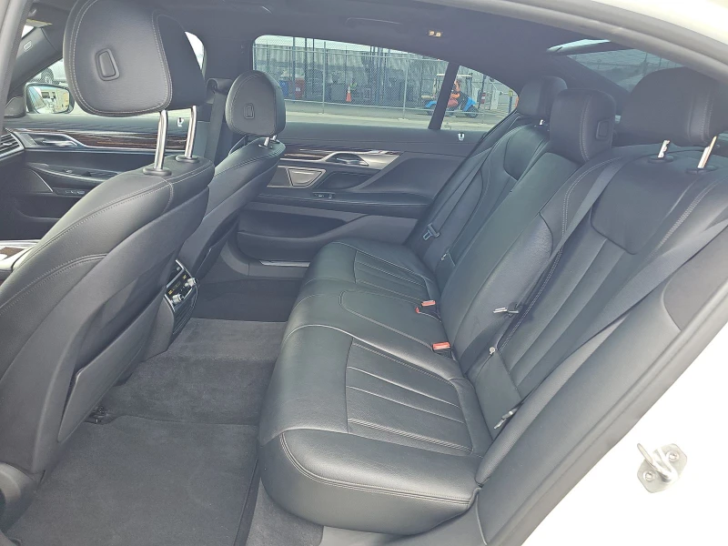 BMW 740 M* SPORT* ДИГИТАЛНО* ТАБЛО* ОБДУХВАНЕ* МАСАЖ* КАМЕ, снимка 13 - Автомобили и джипове - 52699509