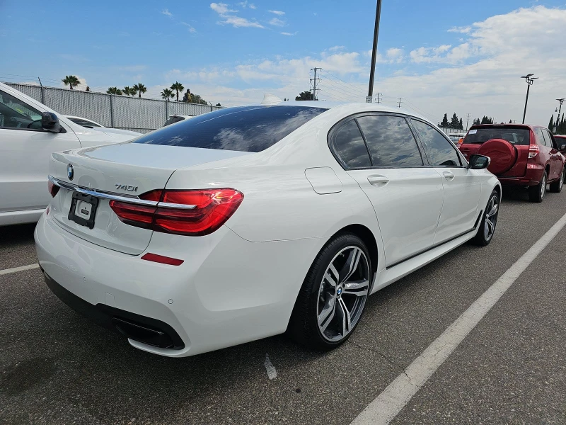BMW 740 M* SPORT* ДИГИТАЛНО* ТАБЛО* ОБДУХВАНЕ* МАСАЖ* КАМЕ, снимка 2 - Автомобили и джипове - 52699509