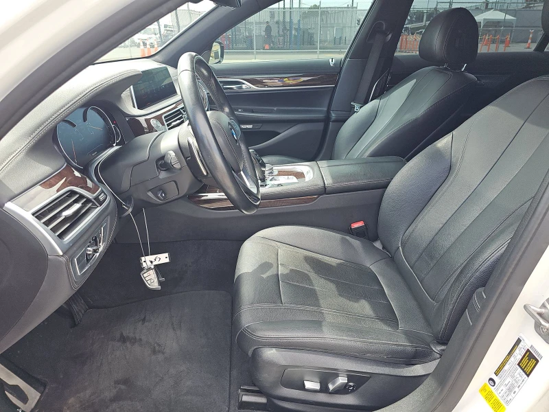 BMW 740 M* SPORT* ДИГИТАЛНО* ТАБЛО* ОБДУХВАНЕ* МАСАЖ* КАМЕ, снимка 11 - Автомобили и джипове - 52699509
