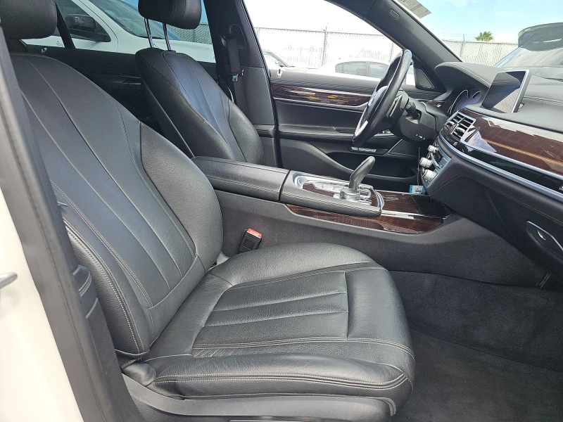 BMW 740 M* SPORT* ДИГИТАЛНО* ТАБЛО* ОБДУХВАНЕ* МАСАЖ* КАМЕ, снимка 12 - Автомобили и джипове - 52699509