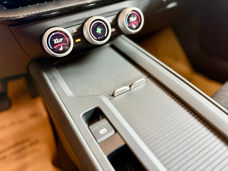 Skoda Superb 2.0TDI DSG* Essence* Лизинг* Carplay* Гаранция, снимка 13 - Автомобили и джипове - 52802461