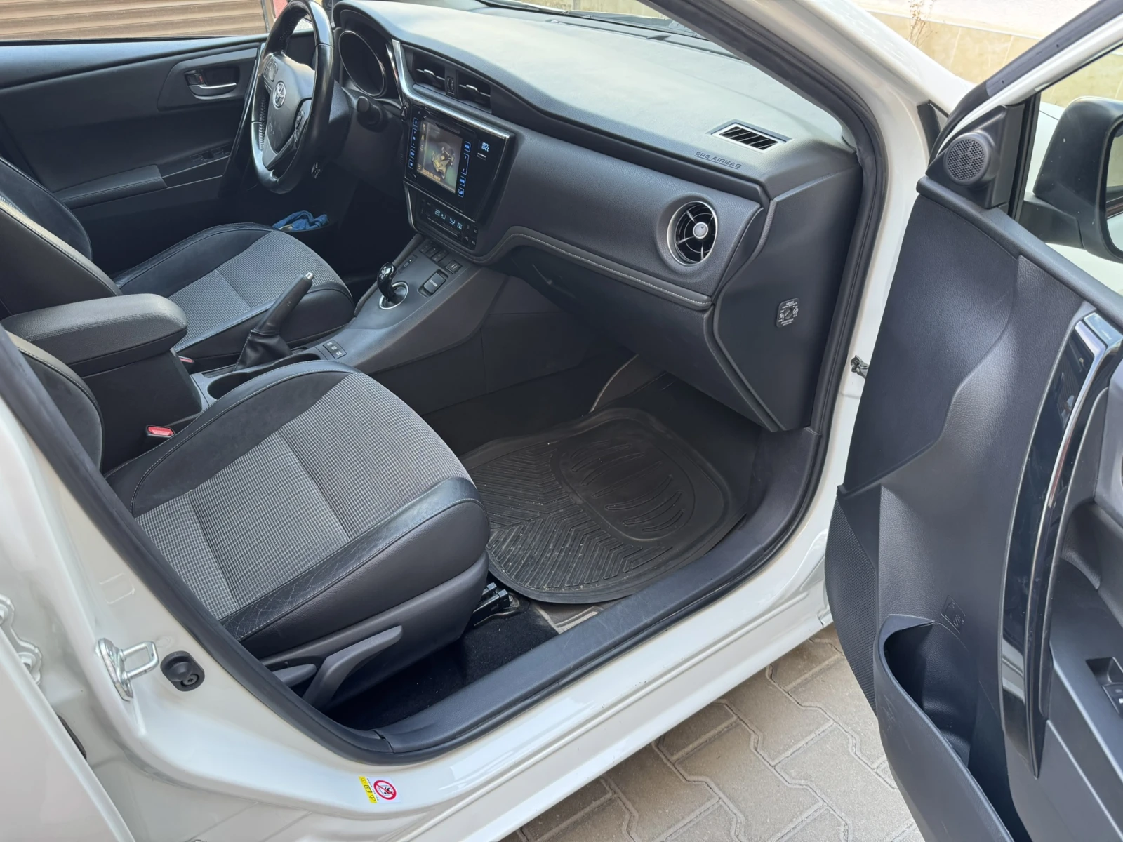 Toyota Auris, снимка 16 - Автомобили и джипове - 56155759