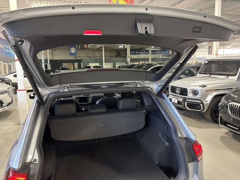 VW Tiguan R-LINE| 4MOTION| NAV| FENDERAUDIO| PANOROOF| LEATH, снимка 9 - Автомобили и джипове - 53108422