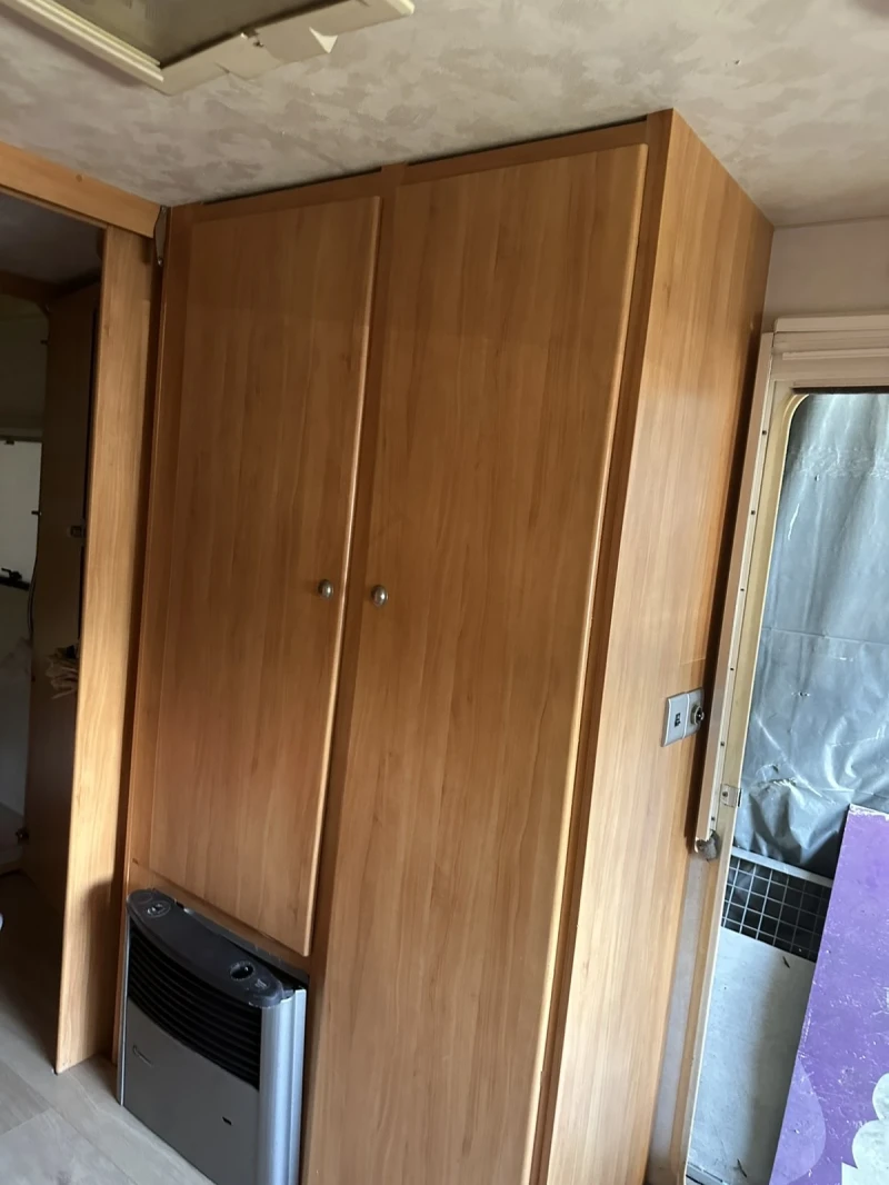 Каравана Adria Adora 2006 Регистрирана!!!, снимка 12 - Каравани и кемпери - 51099977