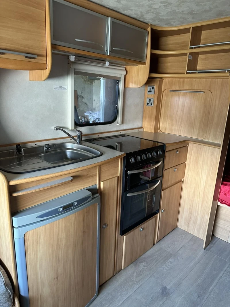 Каравана Adria Adora 2006 Регистрирана!!!, снимка 11 - Каравани и кемпери - 51099977