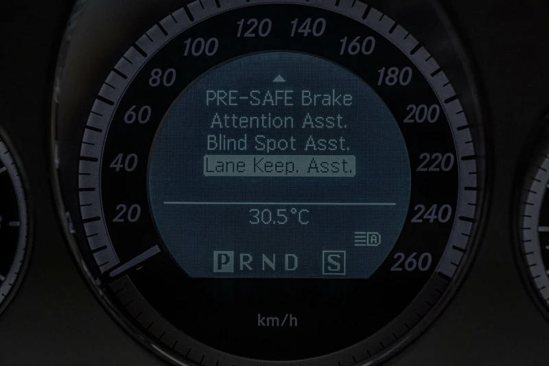 Mercedes-Benz E 250 AMG/4Matic/Distronik/Side Assist/Leader brown/BiXe, снимка 13 - Автомобили и джипове - 51124645