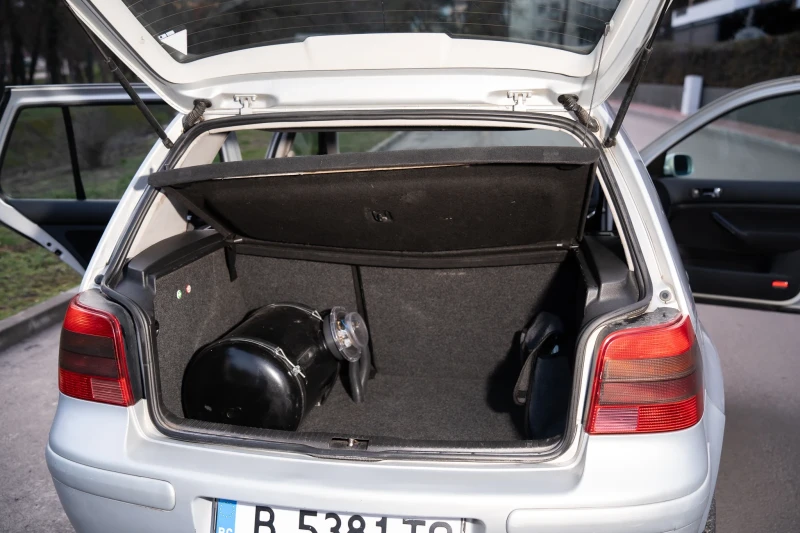 VW Golf 1.6 SR Газ/Бензин, снимка 11 - Автомобили и джипове - 53236817