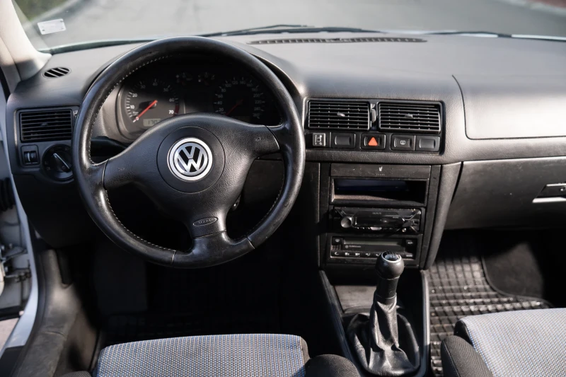 VW Golf 1.6 SR Газ/Бензин, снимка 8 - Автомобили и джипове - 53236817