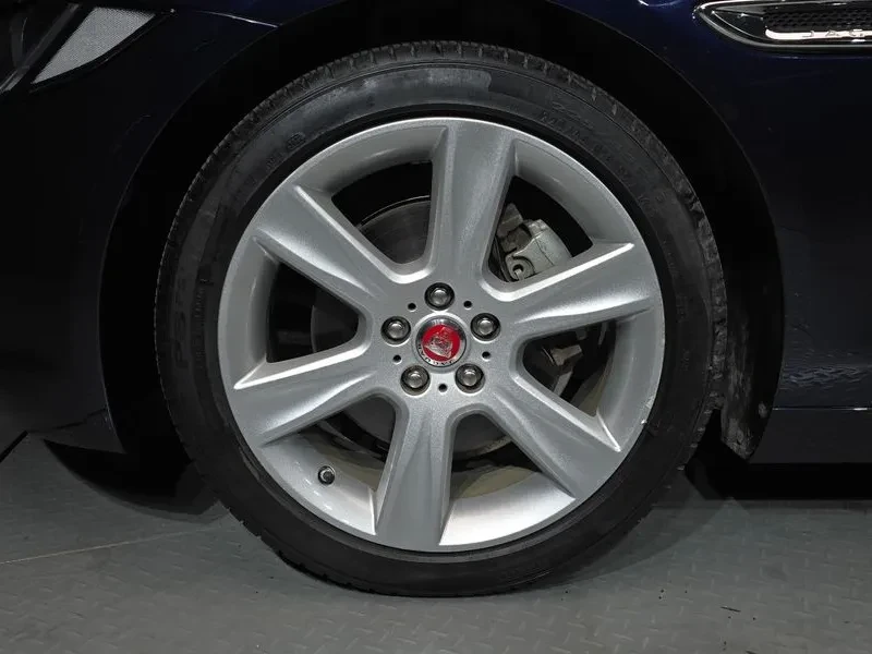 Jaguar XE 20D Portfolio, снимка 5 - Автомобили и джипове - 56576457