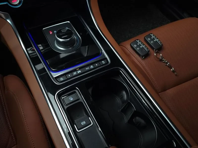 Jaguar XE 20D Portfolio, снимка 9 - Автомобили и джипове - 56576457
