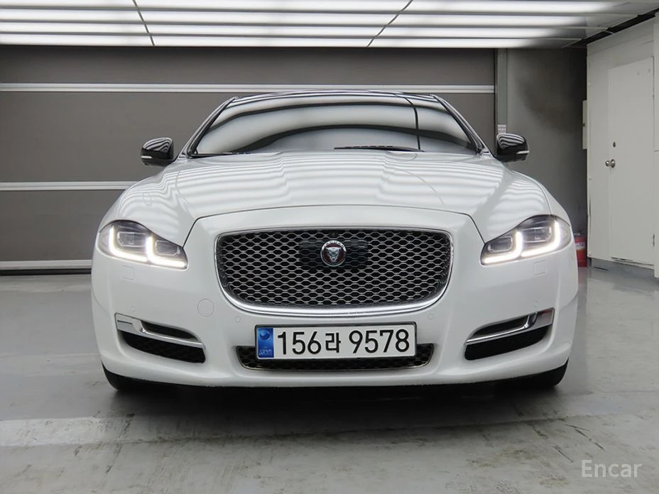 Jaguar Xj 30d PREMIUM LUXURY* LONG* MERIDIAN* TV* SUNROOF* , снимка 2 - Автомобили и джипове - 54078558
