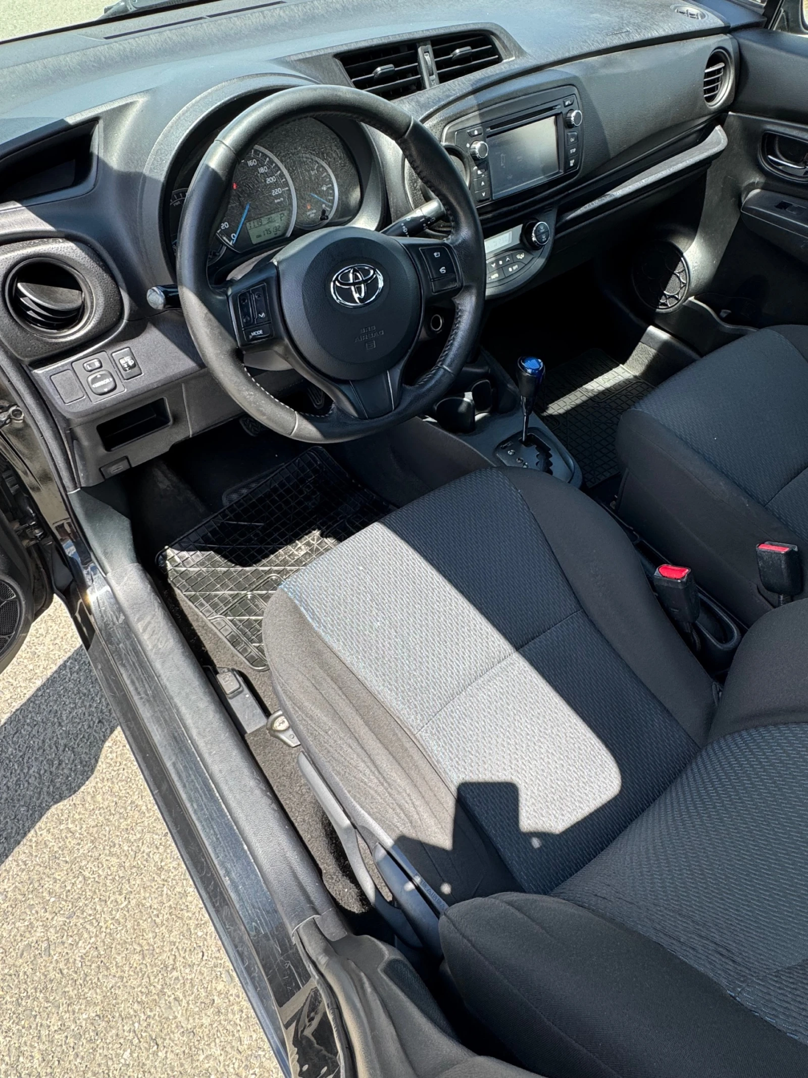 Toyota Yaris 1.5 Hybrid , снимка 6 - Автомобили и джипове - 54979503