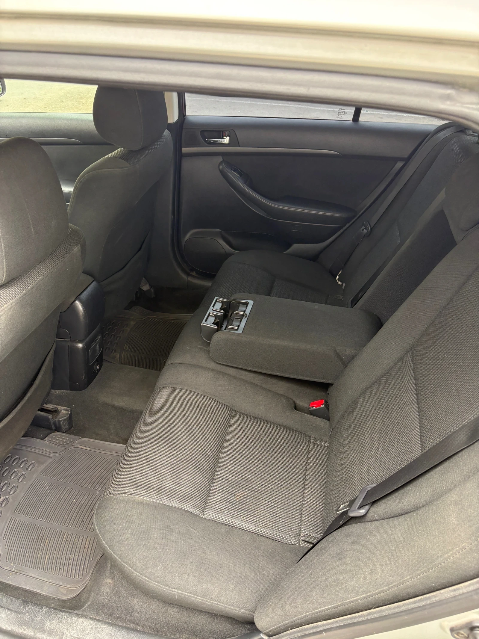 Toyota Avensis 2.2 D4D, снимка 12 - Автомобили и джипове - 56552389