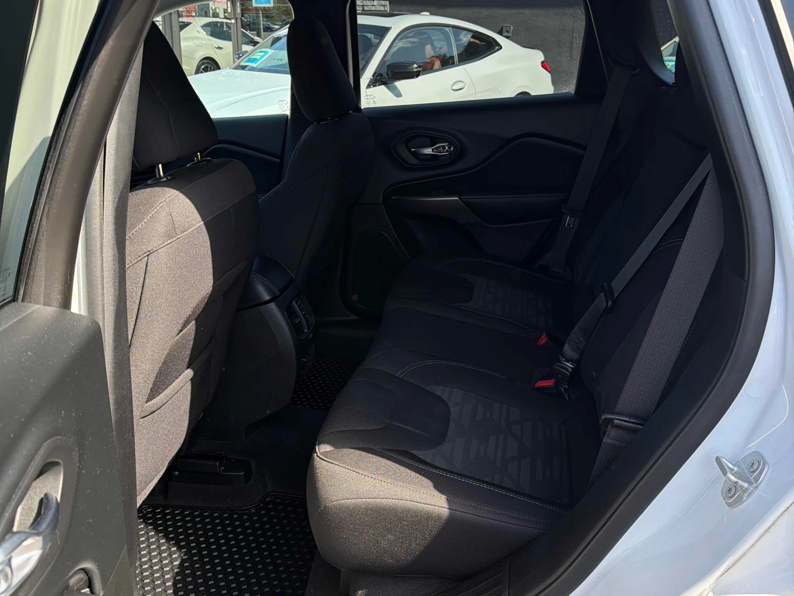 Jeep Cherokee * North 4x4 * CARFAX * БЕЗ ПЪРВОНАЧАЛНА ВНОСКА, снимка 11 - Автомобили и джипове - 56149962