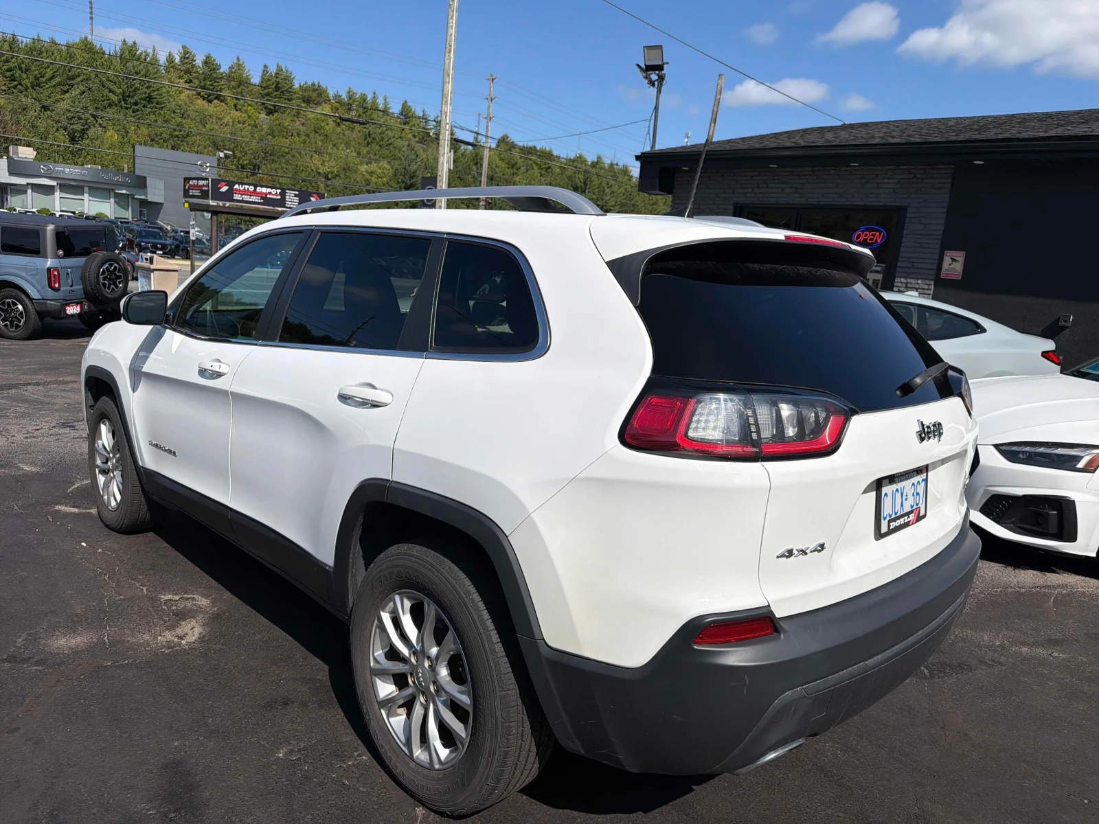 Jeep Cherokee * North 4x4 * CARFAX * БЕЗ ПЪРВОНАЧАЛНА ВНОСКА, снимка 2 - Автомобили и джипове - 56149962