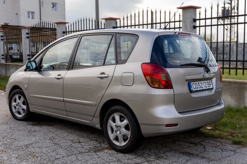 Toyota Corolla verso 2.0 D4D, снимка 2 - Автомобили и джипове - 52379240