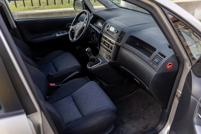 Toyota Corolla verso 2.0 D4D, снимка 9 - Автомобили и джипове - 52379240