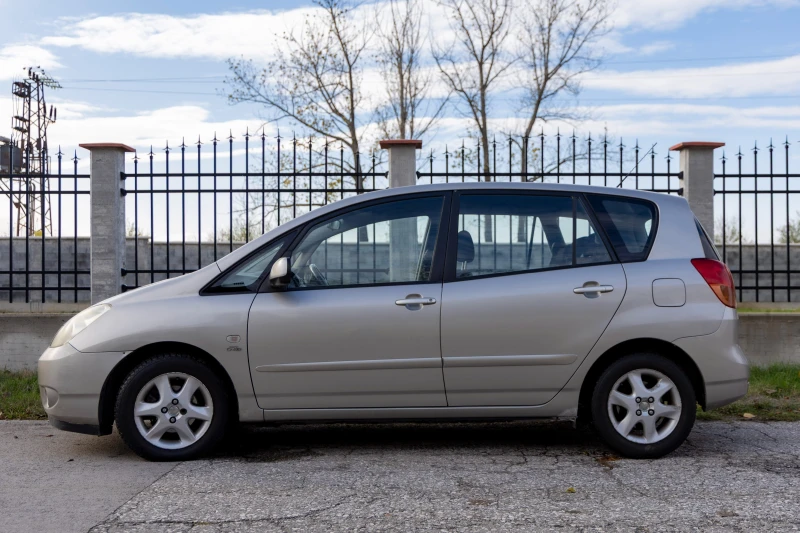 Toyota Corolla verso 2.0 D4D, снимка 6 - Автомобили и джипове - 52379240