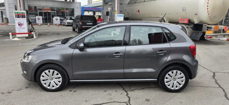 VW Polo БЕНЗИН-ПЕРФЕКТНА-КЛИМАТРОНИК, снимка 2 - Автомобили и джипове - 53085245
