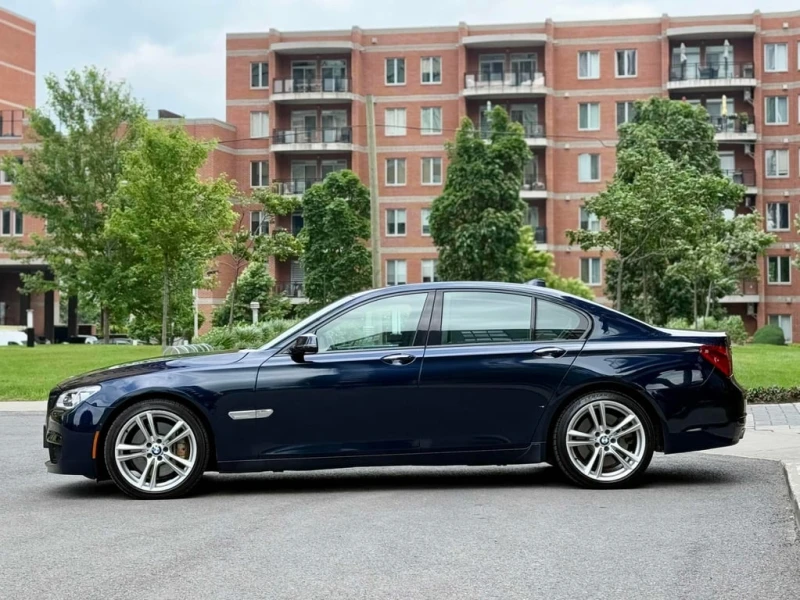 BMW 750 4dr Sdn xDrive AWD  CARFAX, снимка 2 - Автомобили и джипове - 53394590