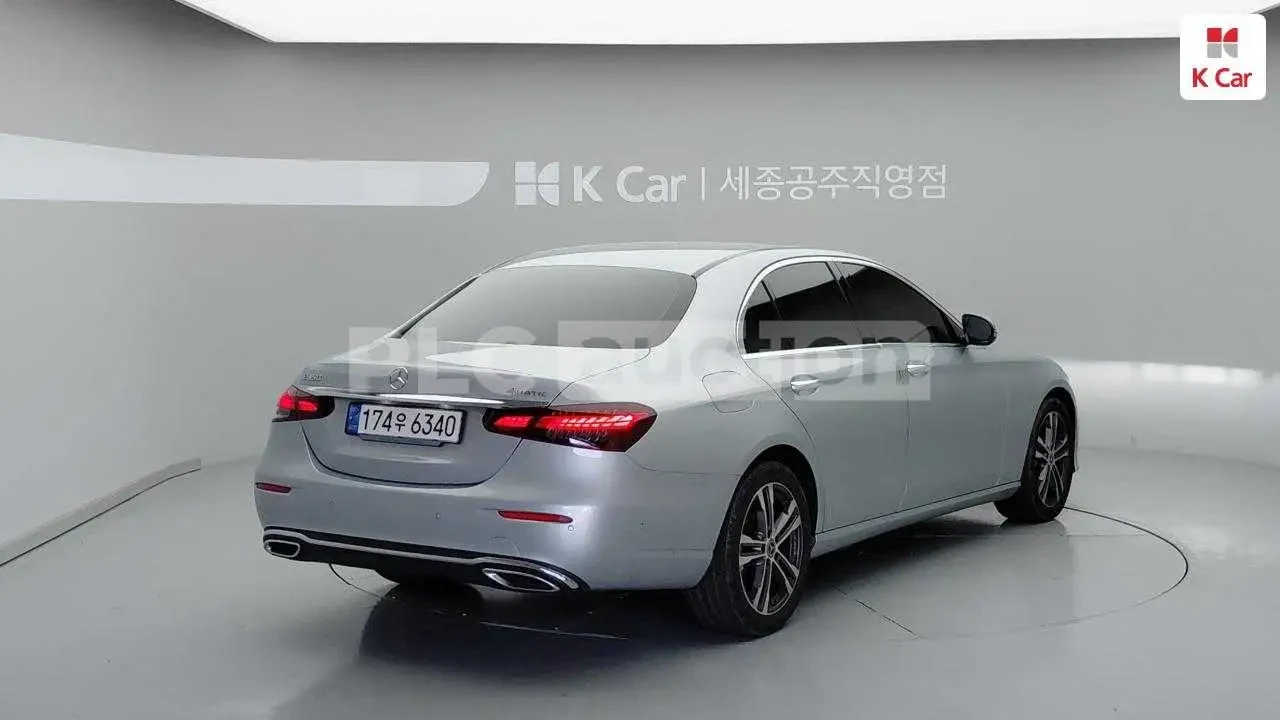 Mercedes-Benz E 350 * ХЕД ЪП * ОБУХВАНЕ * BURMESTER * АМБИЕНТНО, снимка 2 - Автомобили и джипове - 54301107