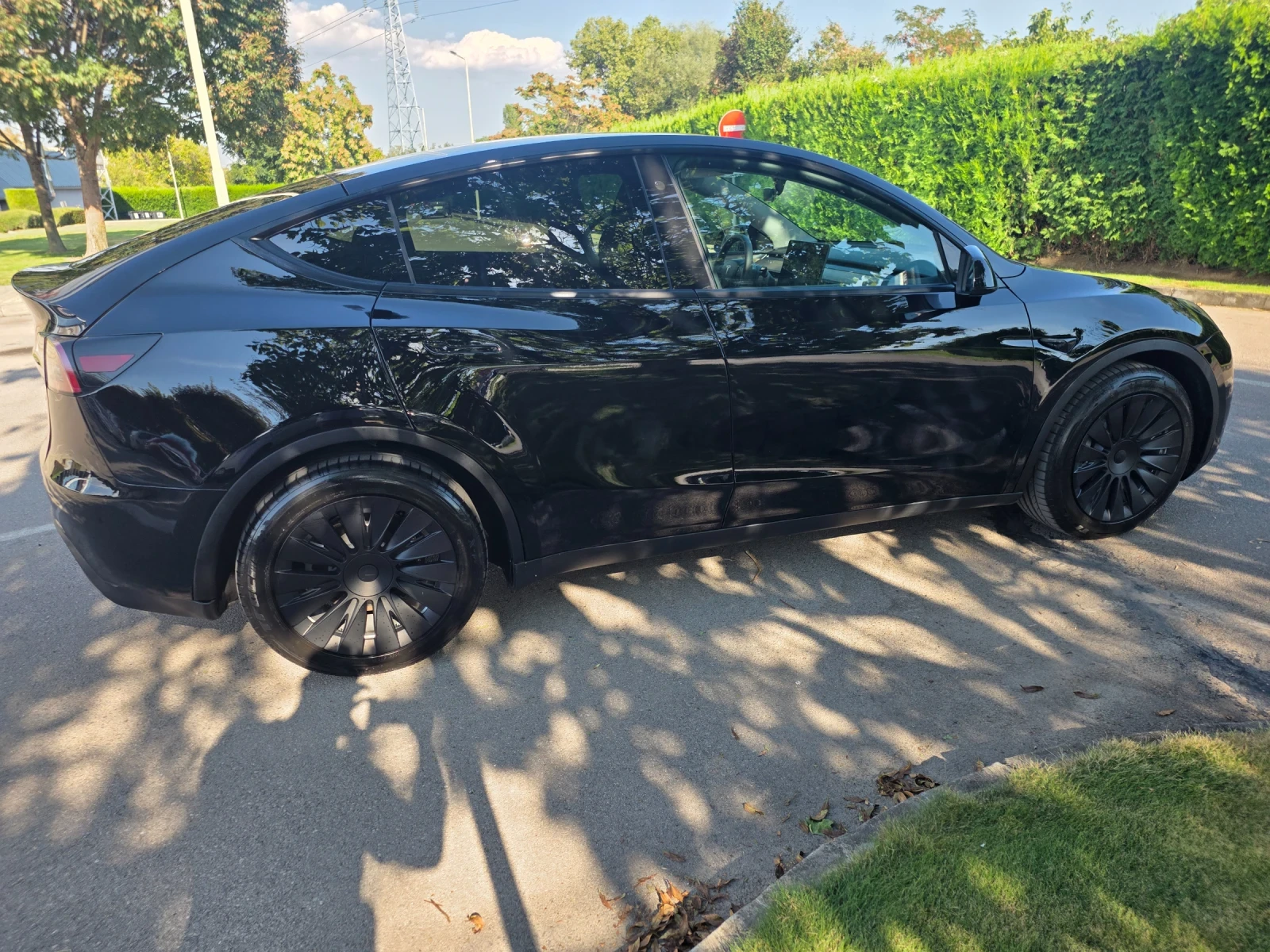 Tesla Model Y LFP* 32500km* РЕГИСТРИРАНА* , снимка 4 - Автомобили и джипове - 56130917