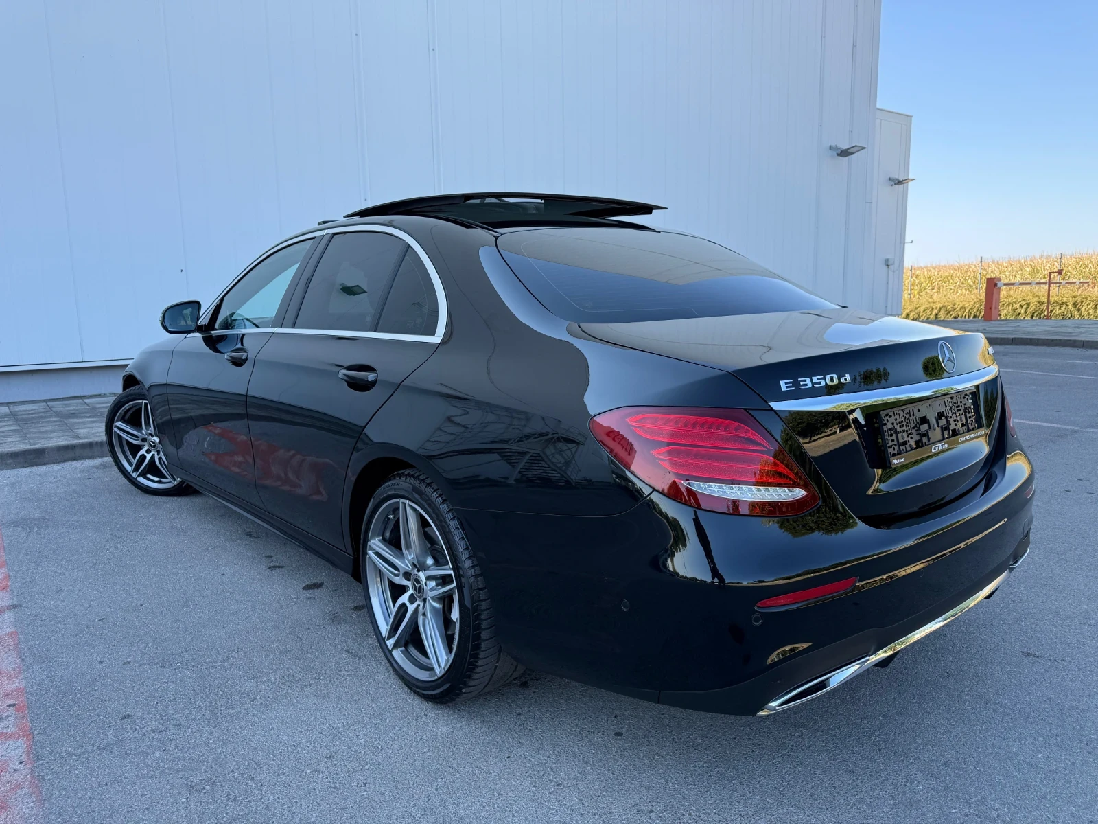 Mercedes-Benz E 350 AMG/DESIGNO/4D-BURMESTER/HuD/PANORAMA/MULTIBEAM, снимка 3 - Автомобили и джипове - 56255609