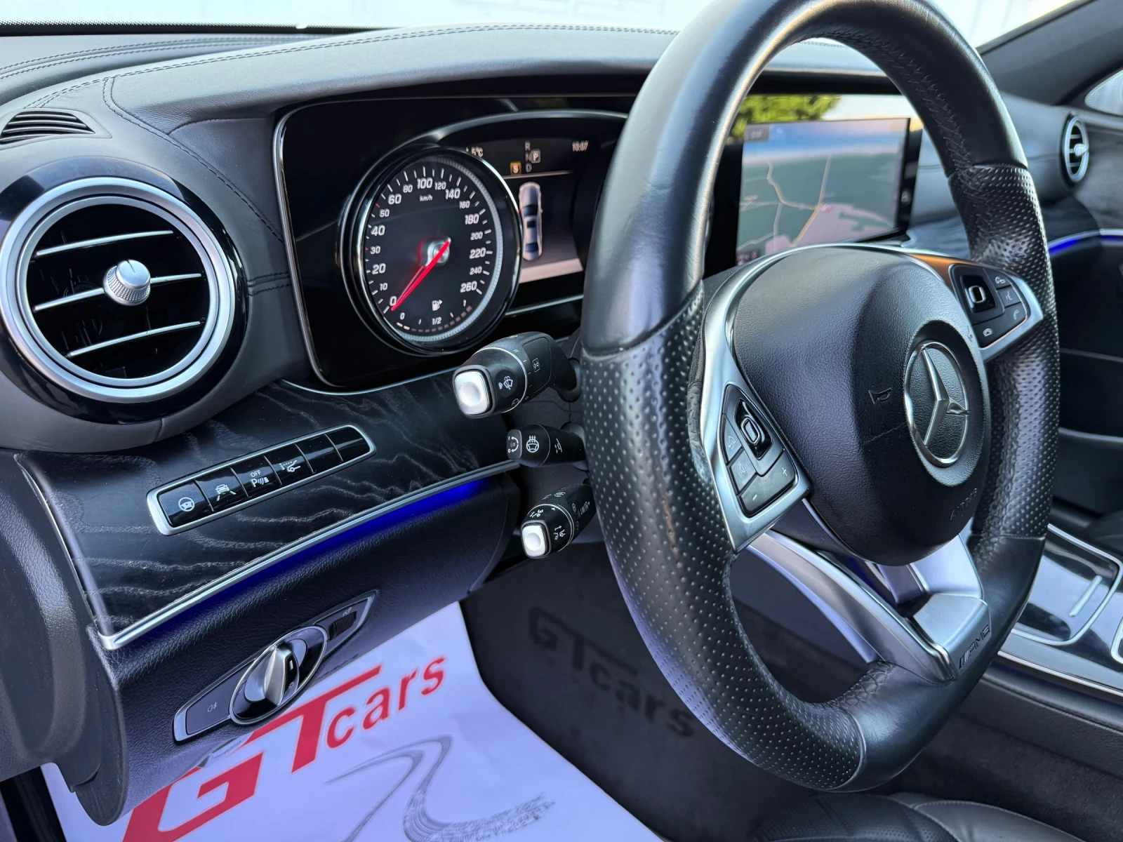Mercedes-Benz E 350 AMG/DESIGNO/4D-BURMESTER/HuD/PANORAMA/MULTIBEAM, снимка 11 - Автомобили и джипове - 56255609