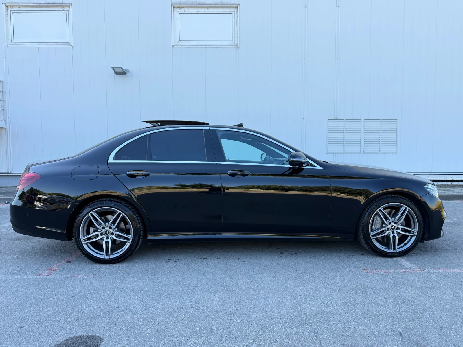 Mercedes-Benz E 350 AMG/DESIGNO/4D-BURMESTER/HuD/PANORAMA/MULTIBEAM, снимка 6 - Автомобили и джипове - 56255609