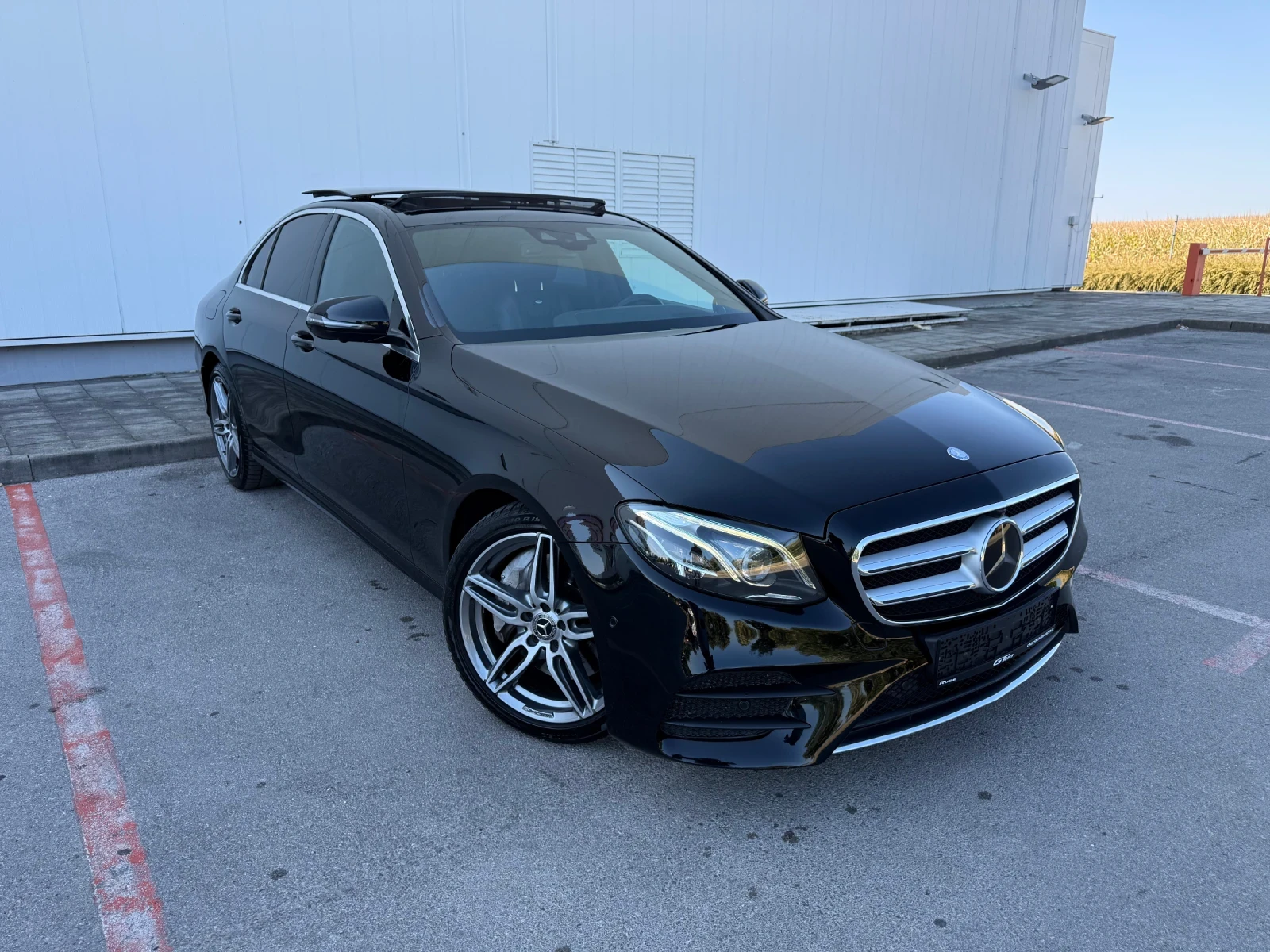 Mercedes-Benz E 350 AMG/DESIGNO/4D-BURMESTER/HuD/PANORAMA/MULTIBEAM, снимка 7 - Автомобили и джипове - 56255609
