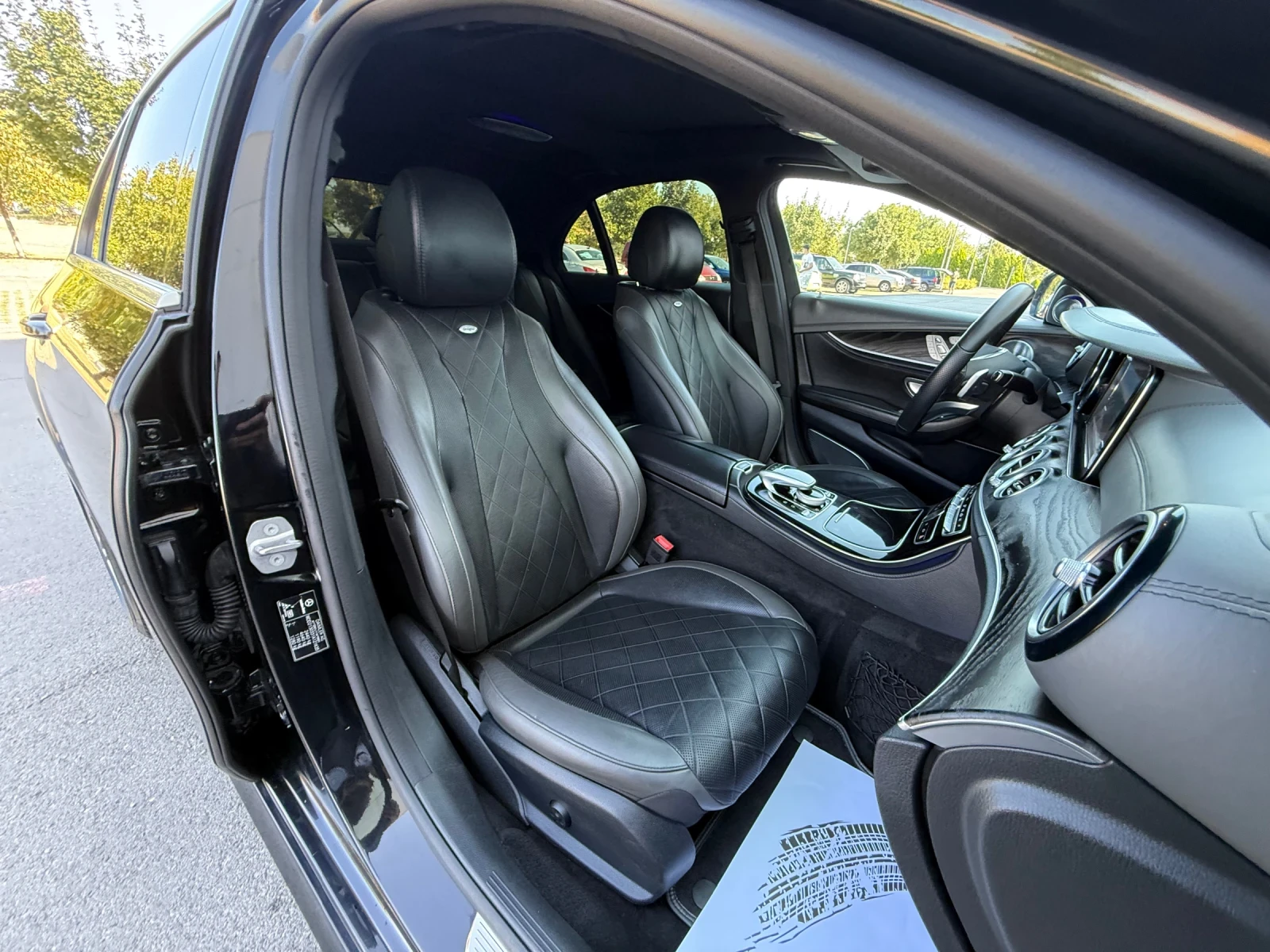 Mercedes-Benz E 350 AMG/DESIGNO/4D-BURMESTER/HuD/PANORAMA/MULTIBEAM, снимка 14 - Автомобили и джипове - 56255609