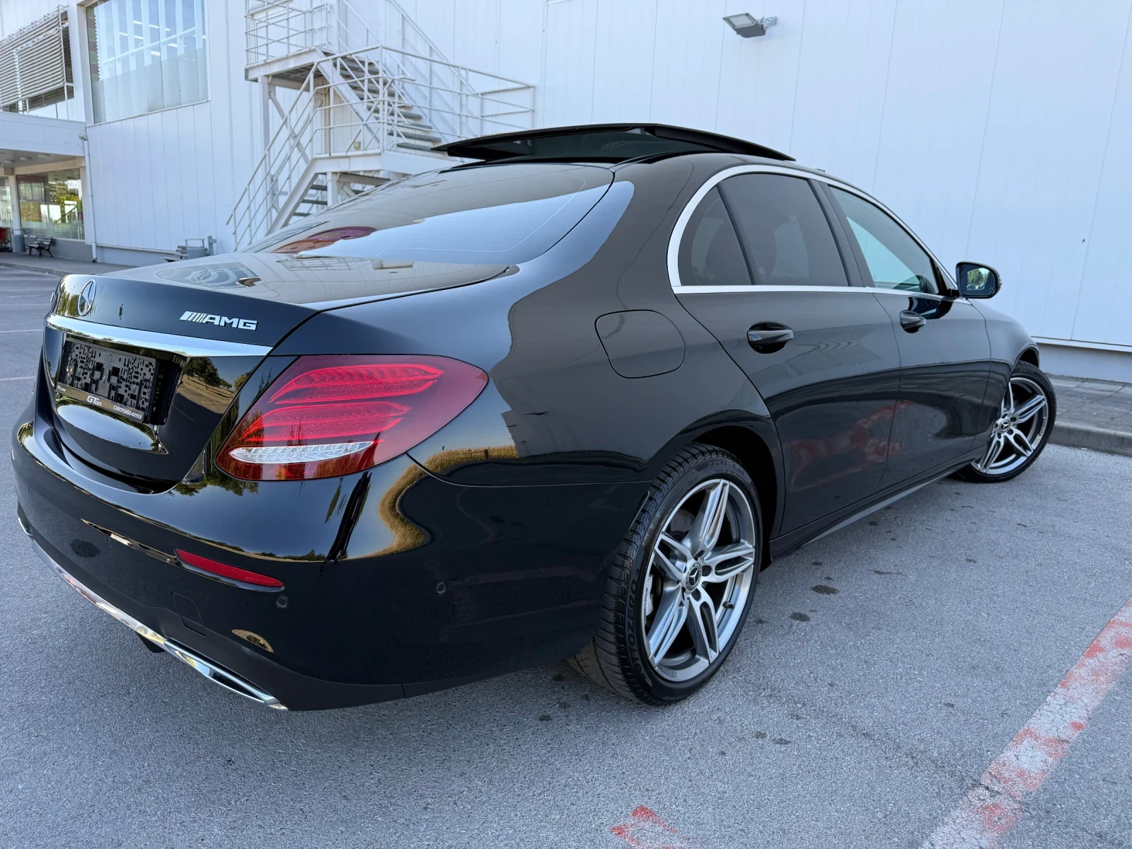 Mercedes-Benz E 350 AMG/DESIGNO/4D-BURMESTER/HuD/PANORAMA/MULTIBEAM, снимка 5 - Автомобили и джипове - 56255609
